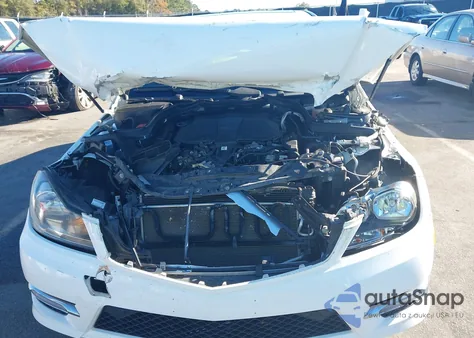 2013 Mercedes-Benz C 300 Sport 4Matic z USA, uszkodzony, nr VIN WDDGF8AB4DR270996